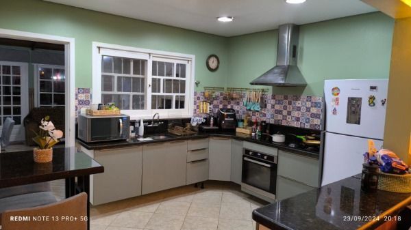 Casa em Porto Alegre, no bairro Hípica, com 3 dormitório(s), e 3 banheiros, à venda.