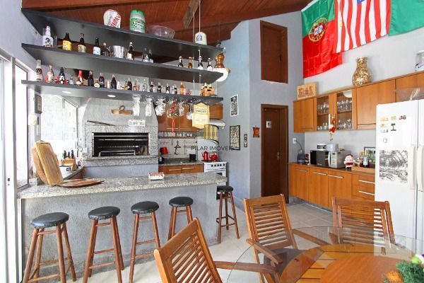 Sobrado para Venda - 208m², 3 dormitórios, sendo 1 suites, 4 vagas - Nonoai