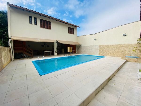 Casa para Venda - 300m², 2 dormitórios, sendo 1 suites, 2 vagas - Urubatã