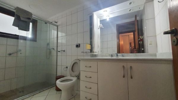 Casa em Porto Alegre, no bairro Ipanema, com 3 dormitório(s), e 3 banheiros, à venda.