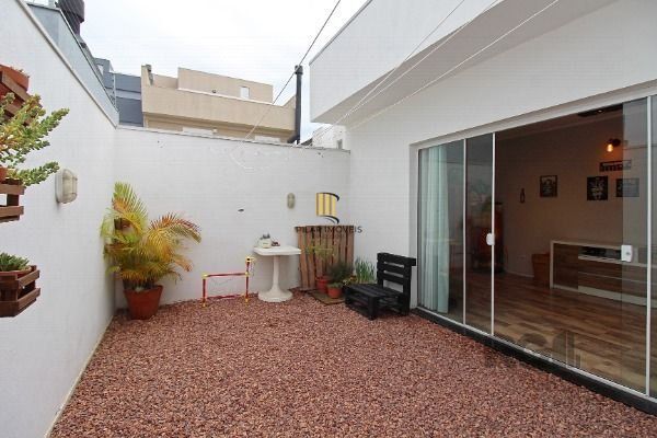 Casa em Porto Alegre, no bairro Hípica, com 3 dormitório(s), e 3 banheiros, à venda.