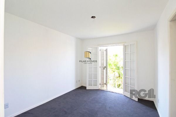 Casa Condominio em Porto Alegre, no bairro Guarujá, com 3 dormitório(s), e 3 banheiros, à venda.