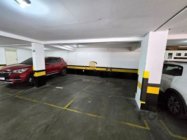 Apartamento em Porto Alegre, no bairro Auxiliadora, com 4 dormitório(s), e 4 banheiros, à venda.