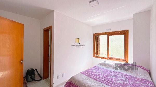 Casa em Porto Alegre, no bairro Guarujá, com 2 dormitório(s), e 2 banheiros, à venda.