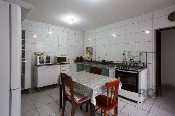 Casa em Porto Alegre, no bairro Medianeira, com 5 dormitório(s), e 5 banheiros, à venda.