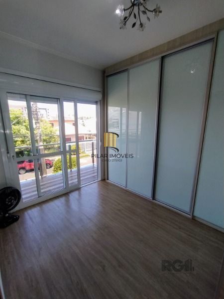 Casa em Porto Alegre, no bairro Hípica, com 3 dormitório(s), e 3 banheiros, à venda.