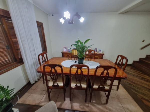Sobrado em Porto Alegre, no bairro Ponta Grossa, com 4 dormitório(s), e 4 banheiros, à venda.