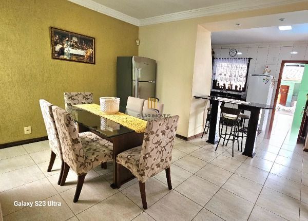 Casa em Porto Alegre, no bairro Vila Nova, com 3 dormitório(s), e 3 banheiros, à venda.