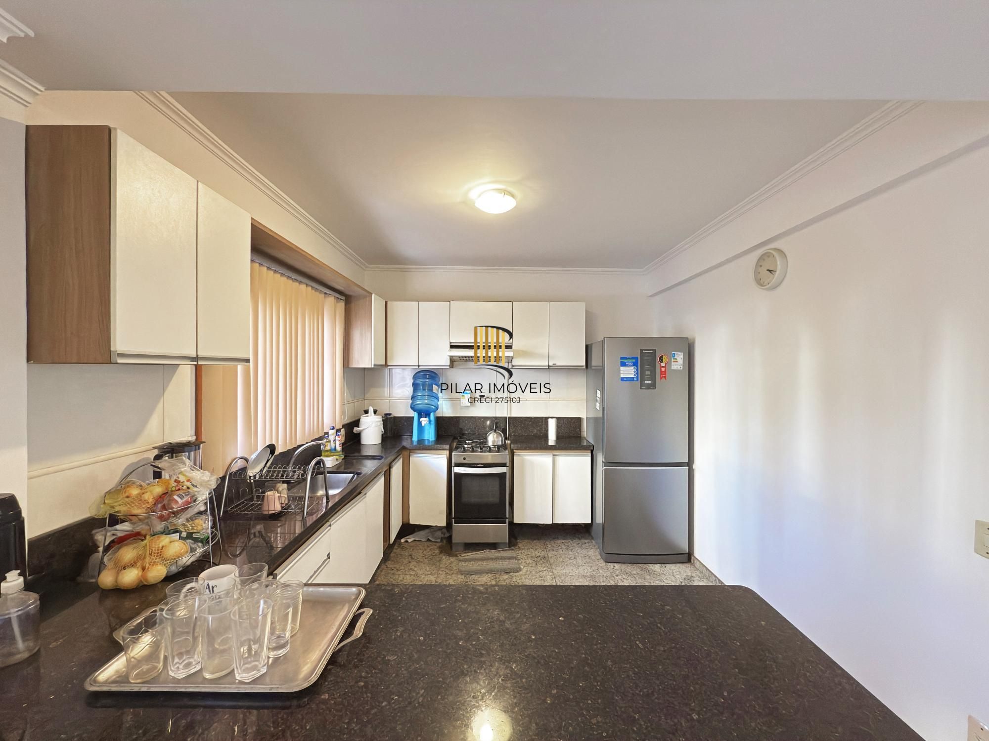 Sobrado a venda no Bairro Hipica de Porto alegre com 04 dormitórios sendo 01 suite