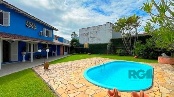 Casa em Porto Alegre, no bairro Ipanema, com 3 dormitório(s), à venda.