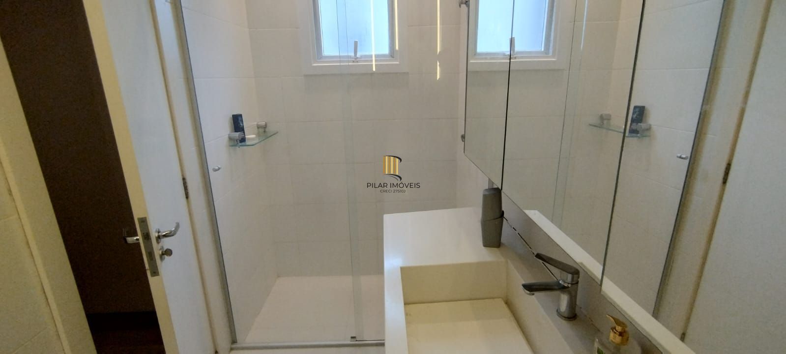 Casa térrea em condomínio fechado com 3 suítes, mobiliada, pátio , 168 m² privativos