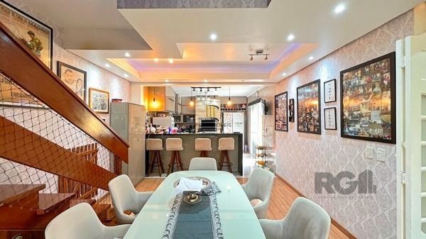 Casa em Porto Alegre, no bairro Ipanema, com 4 dormitório(s), e 4 banheiros, à venda.
