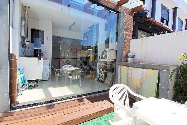 Casa em Porto Alegre, no bairro Hípica, com 2 dormitório(s), à venda.