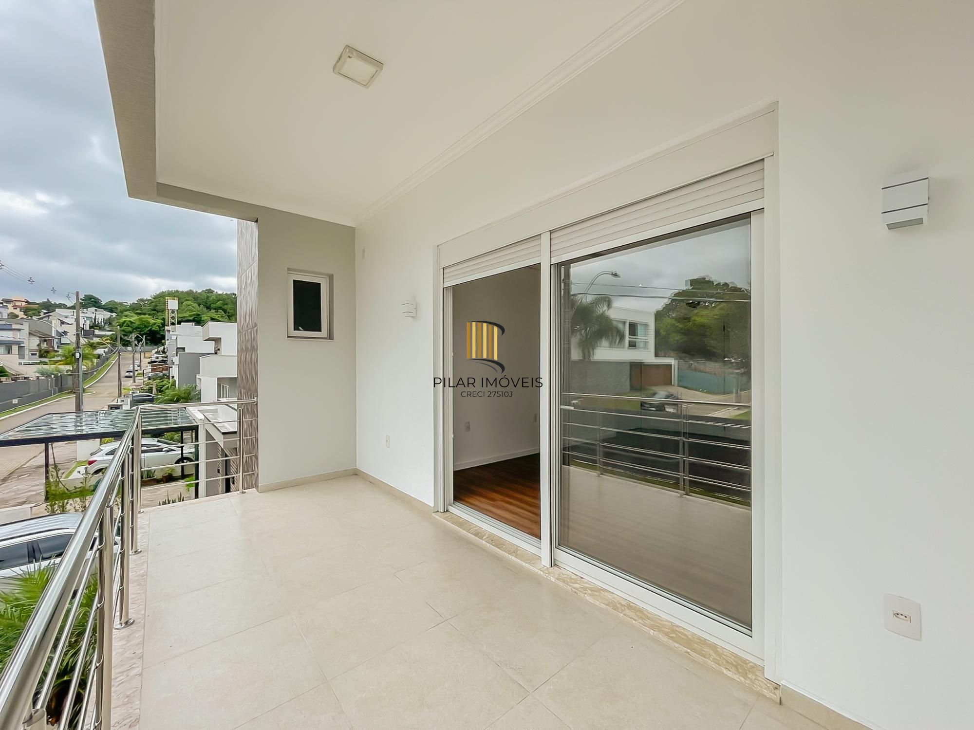 Casa ampla com piscina e suíte diferenciada em condomínio no Lagos de Ipanema zona Sul de Porto Alegre !