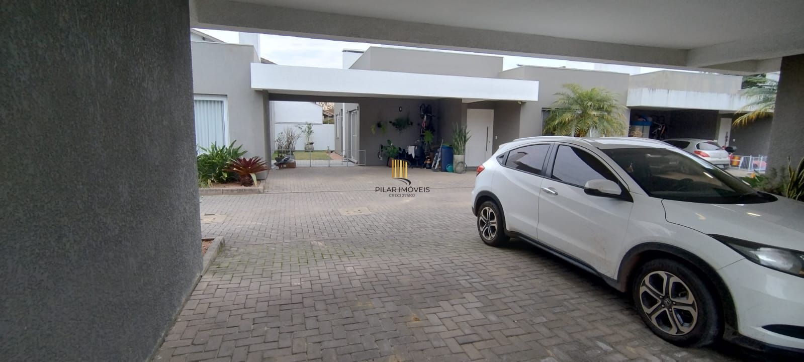 Casa térrea em condomínio fechado com 3 suítes, mobiliada, pátio , 168 m² privativos