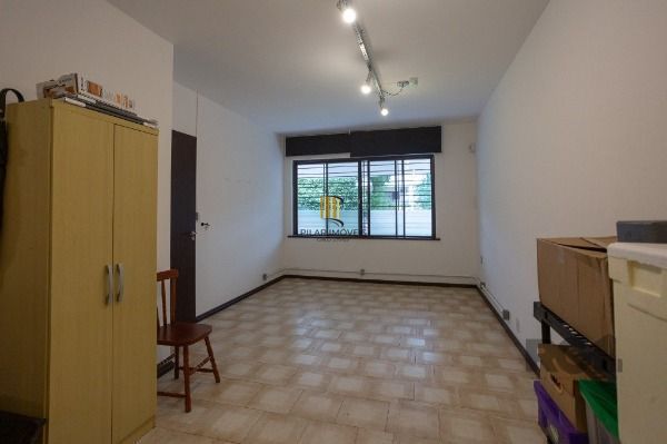 Casa em Porto Alegre, no bairro Medianeira, com 5 dormitório(s), e 5 banheiros, à venda.