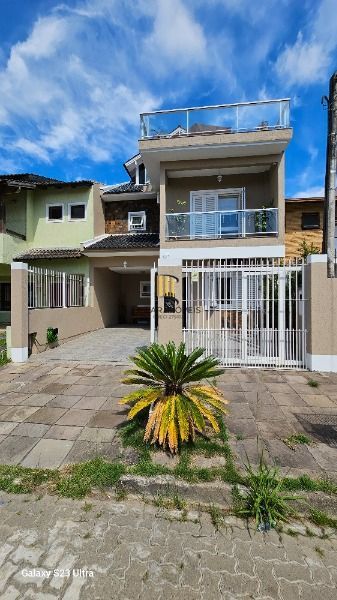 Casa em Porto Alegre, no bairro Hípica, com 3 dormitório(s), e 3 banheiros, à venda.