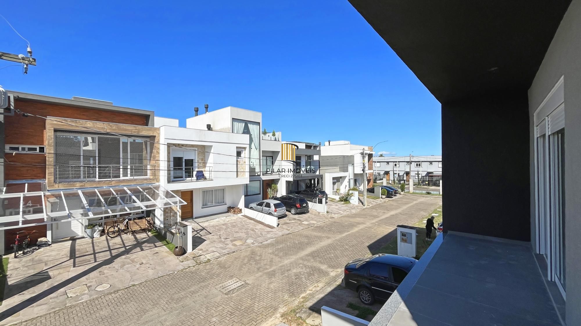 Casa 4 dormitórios( 1 dorm térreo) no Condomínio Villa Amalfi, na zona sul de Porto Alegre.