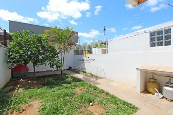 Ótima Casa com 3 dormitórios, semi mobiliada, pátio e vaga para carro.