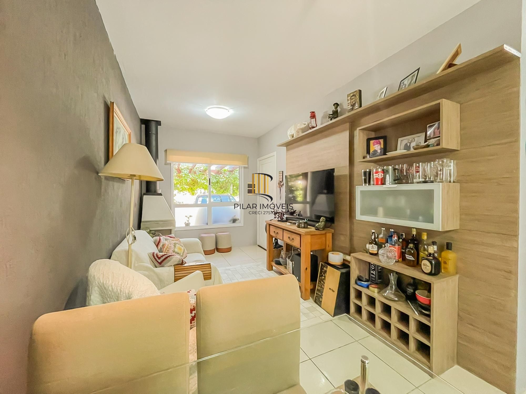 Casa 2 dormitórios em condomínio, semi mobiliada, vaga coberta para 2 carros, lareira e pátio com churrasqueira. Condomínio com infra de lazer completo. Próximo ao comércio e todas as conveniências do bairro.