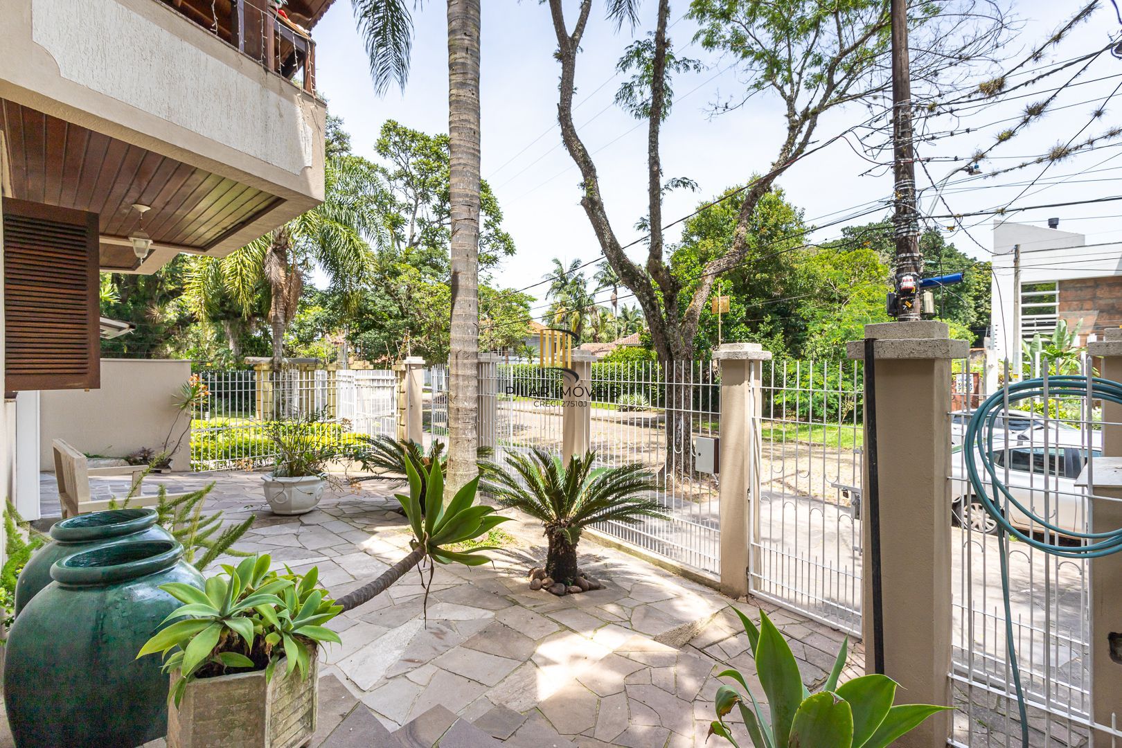 Casa de 272m², 4 dormitórios, 2 suítes e 4 vagas de garagem, no bairro Ipanema, próxima à orla do Guaíba.