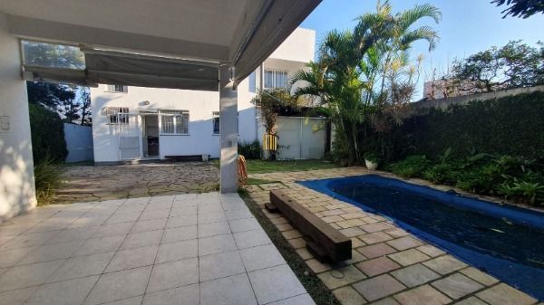Casa em Porto Alegre, no bairro Espírito Santo, com 3 dormitório(s), e 3 banheiros, à venda.