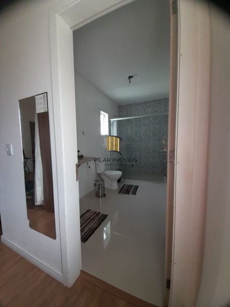 Casa em Porto Alegre, no bairro Guarujá, com 3 dormitório(s), e 3 banheiros, à venda.