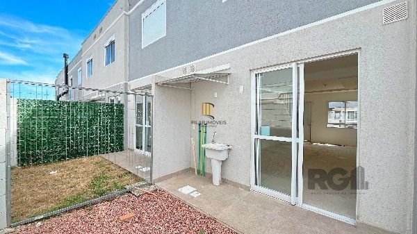 Casa em Porto Alegre, no bairro Vila Nova, com 2 dormitório(s), e 2 banheiros, à venda.
