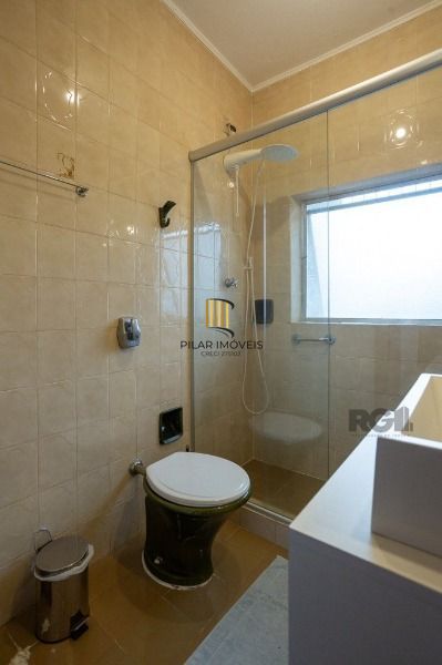 Casa em Porto Alegre, no bairro Medianeira, com 5 dormitório(s), e 5 banheiros, à venda.