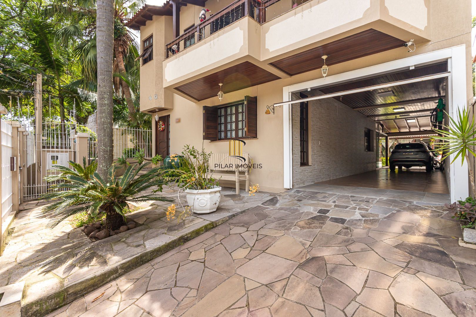 Casa de 272m², 4 dormitórios, 2 suítes e 4 vagas de garagem, no bairro Ipanema, próxima à orla do Guaíba.