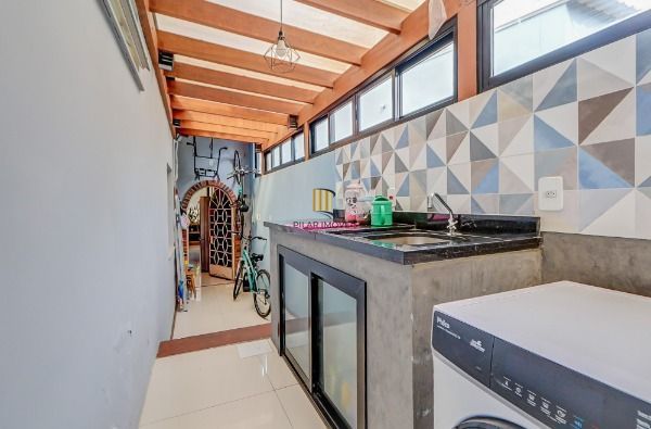 Casa em Porto Alegre, no bairro Tristeza, com 2 dormitório(s), e 2 banheiros, à venda.