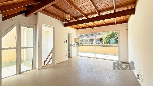 Casa Condominio em Porto Alegre, no bairro Pedra Redonda, com 3 dormitório(s), e 3 banheiros, à venda.