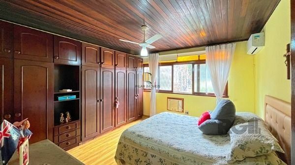 Casa em Porto Alegre, no bairro Guarujá, com 5 dormitório(s), e 5 banheiros, à venda.