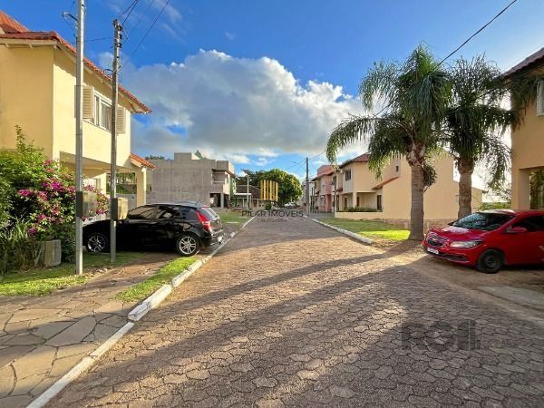 Casa em Porto Alegre, no bairro Campo Novo, com 3 dormitório(s), e 3 banheiros, à venda.