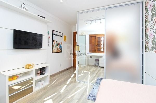 Casa em Porto Alegre, no bairro Ipanema, com 4 dormitório(s), e 4 banheiros, à venda.