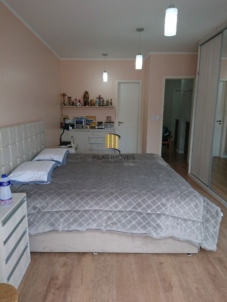 Casa em Porto Alegre, no bairro Espirito Santo, com 4 dormitório(s), e 4 banheiros, à venda.