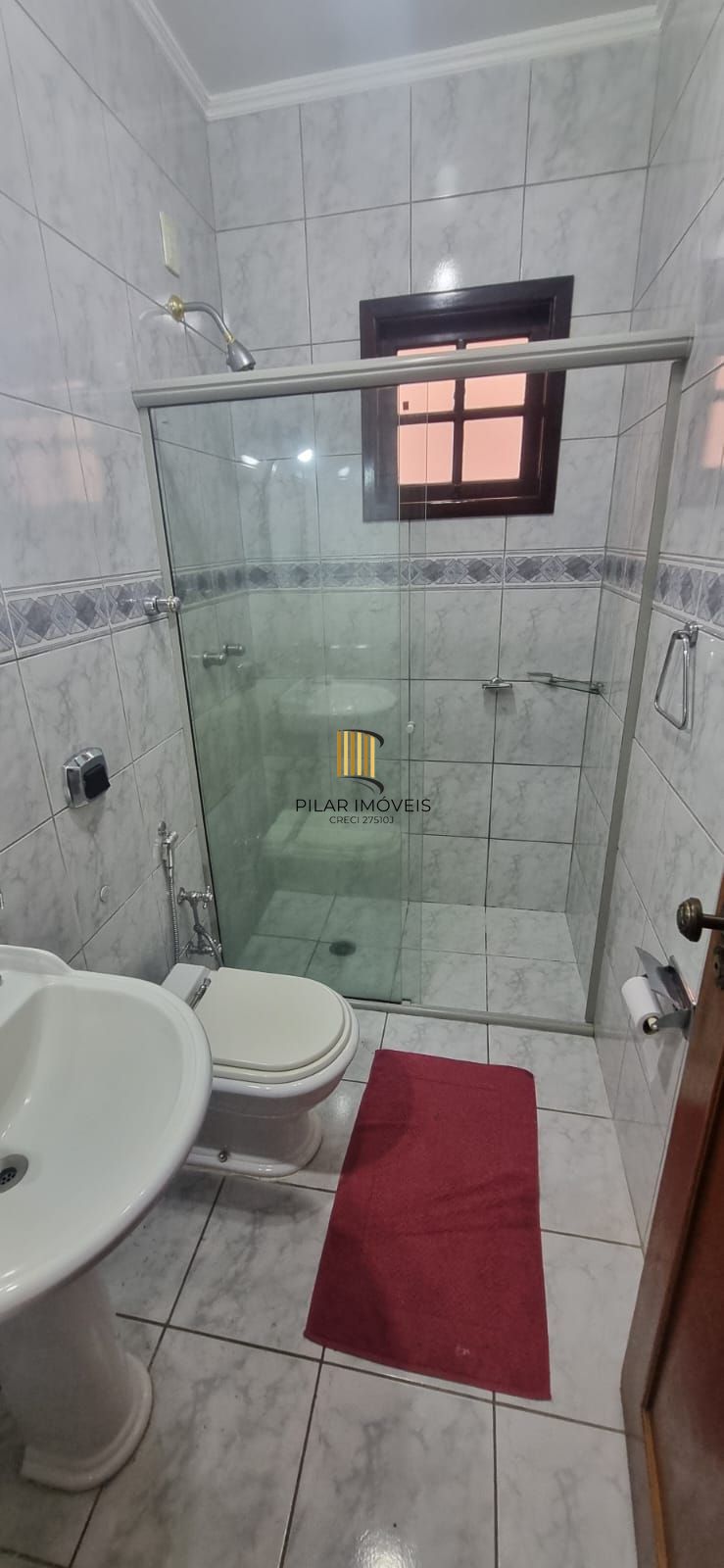 Ótima casa com 3 dormitórios sendo 1suíte e garagem para 4 carros.