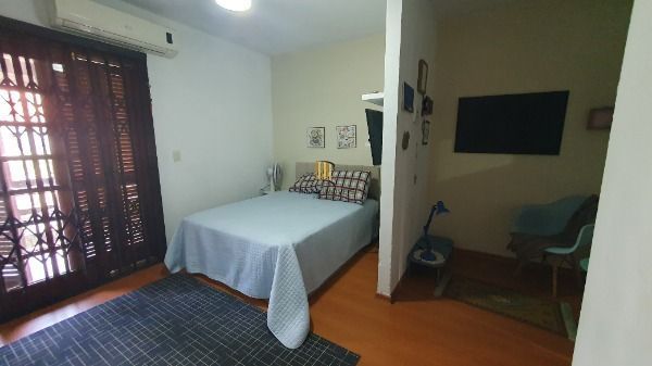 Casa em Porto Alegre, no bairro Hípica, com 2 dormitório(s), e 2 banheiros, à venda.
