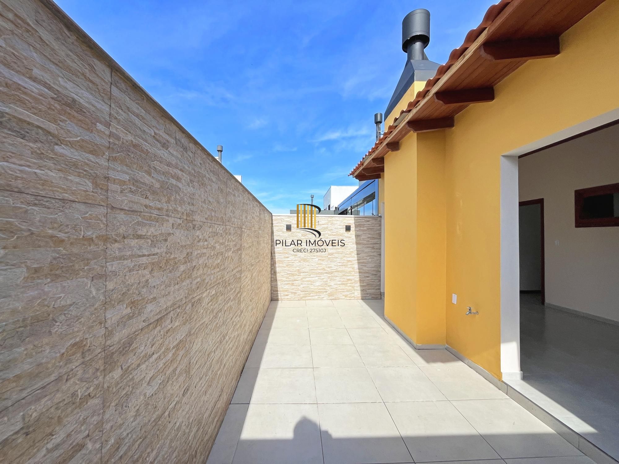 Casa com suíte no térreo em condomínio fechado
