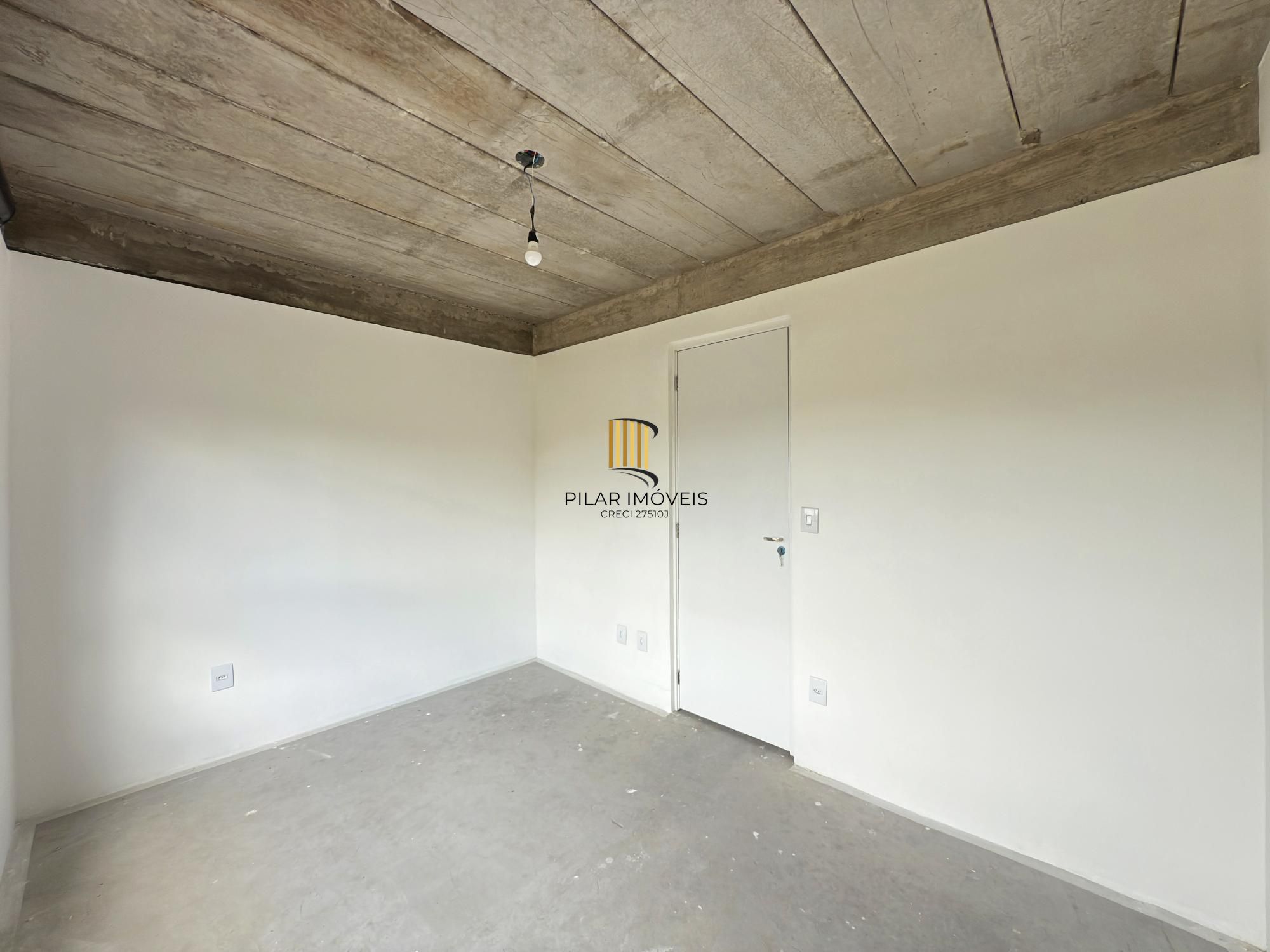 Sobrado em condomínio em Porto Alegre, no bairro Hípica, com 3 dormitórios.