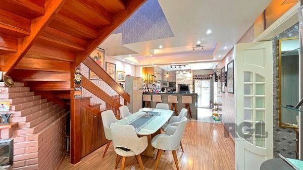 Casa em Porto Alegre, no bairro Ipanema, com 4 dormitório(s), e 4 banheiros, à venda.