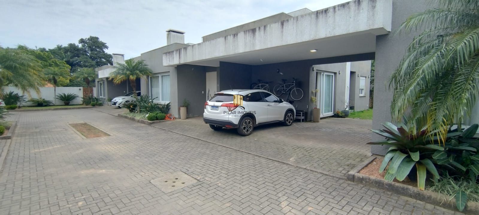 Casa térrea em condomínio fechado com 3 suítes, mobiliada, pátio , 168 m² privativos