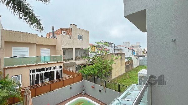 Casa em Porto Alegre, no bairro Hípica, com 3 dormitório(s), e 3 banheiros, à venda.