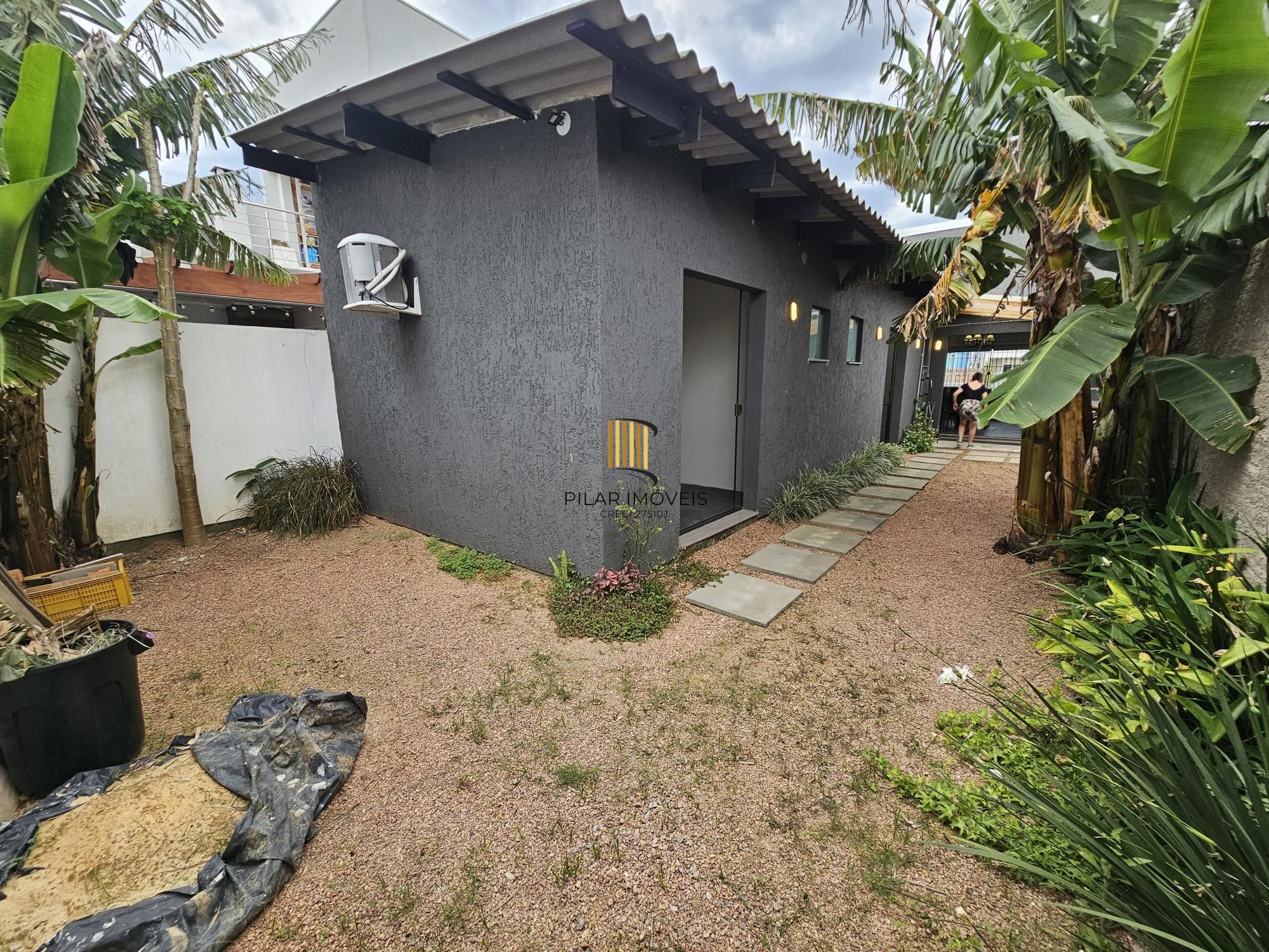 Casa térrea mobiliada 2 suítes com ar condicionado, churrasqueira, lareira  e pátio próximo ao Zaffari da Hípica !
