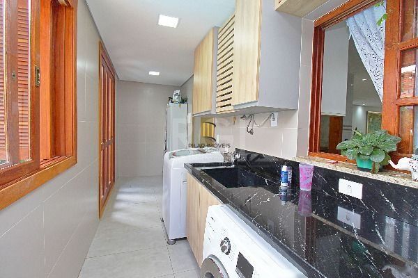 Casa em Porto Alegre, no bairro Hípica, com 3 dormitório(s), e 3 banheiros, à venda.