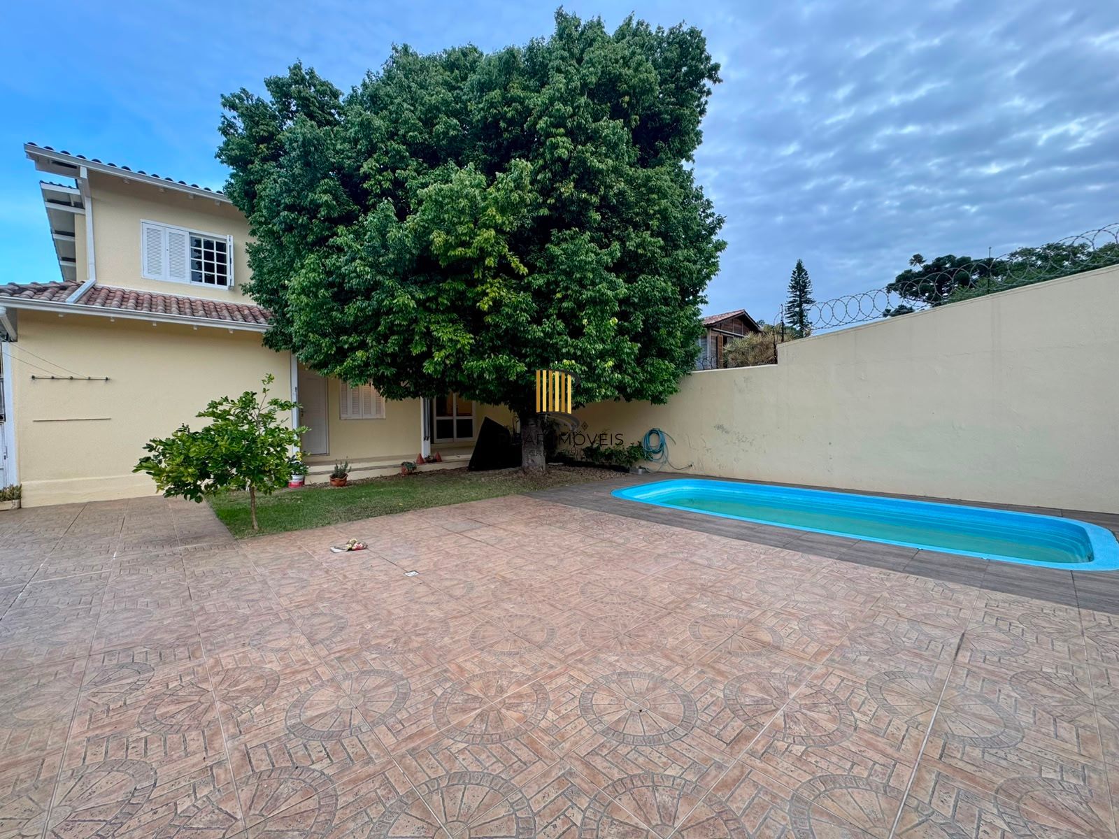 Casa 4 dormitórios 295m2 área construída bairro Nonoai