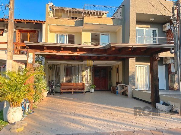 Casa em Porto Alegre, no bairro Hípica, com 3 dormitório(s), e 3 banheiros, à venda.