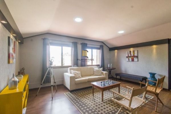 Casa para Venda - 300m², 4 dormitórios, sendo 1 suites, 8 vagas - Imperial Parque