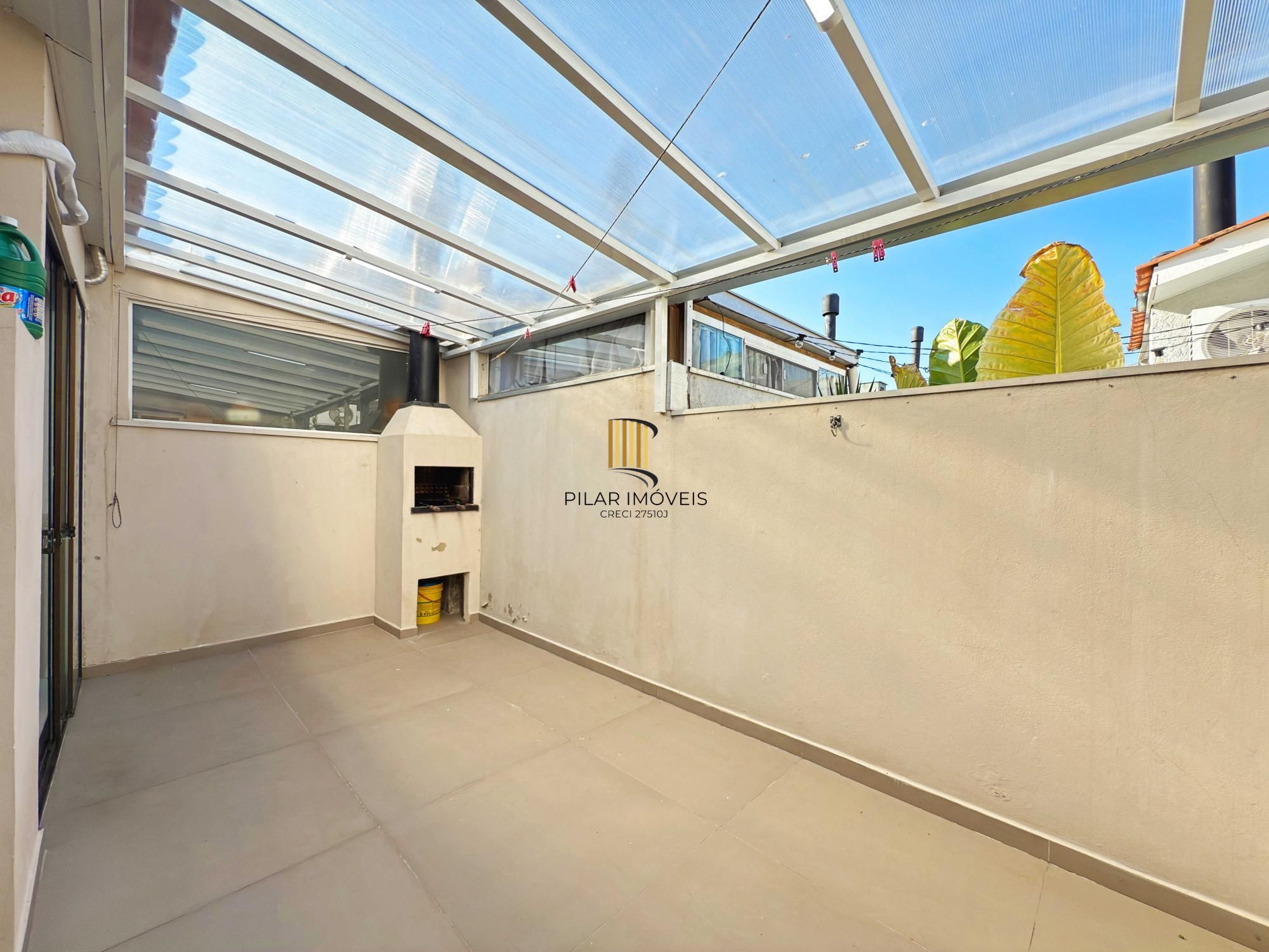 Excelente residência térrea totalmente reformada em condomínio fechado com 2 dormitórios e 2 vagas de garagens