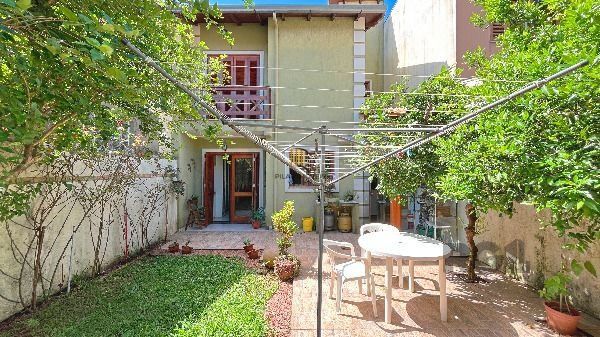 Casa em Porto Alegre, no bairro Hípica, com 3 dormitório(s), e 2 banheiros, à venda.